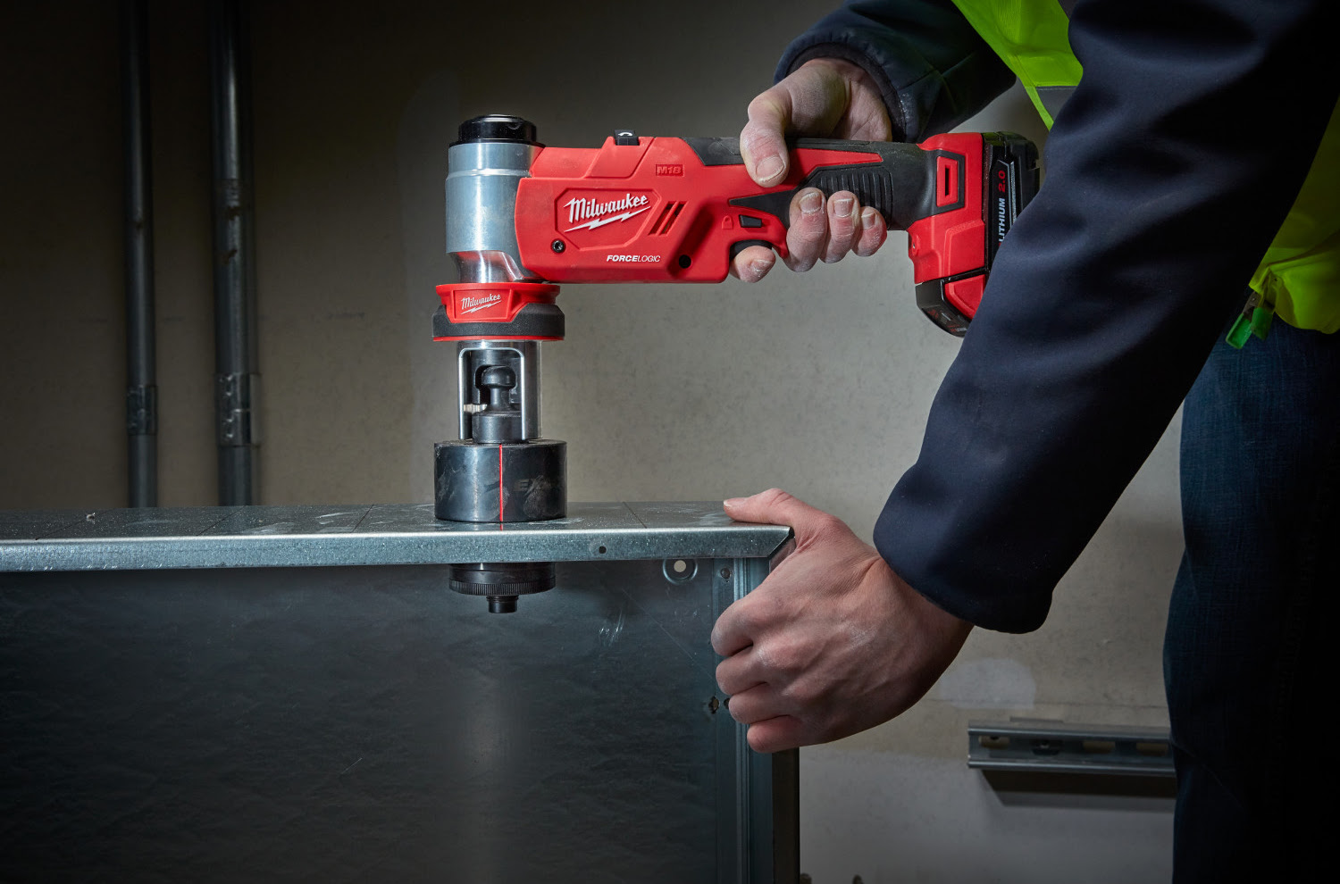 new-milwaukee-m18-force-logic-6t-knockout-tool-craze