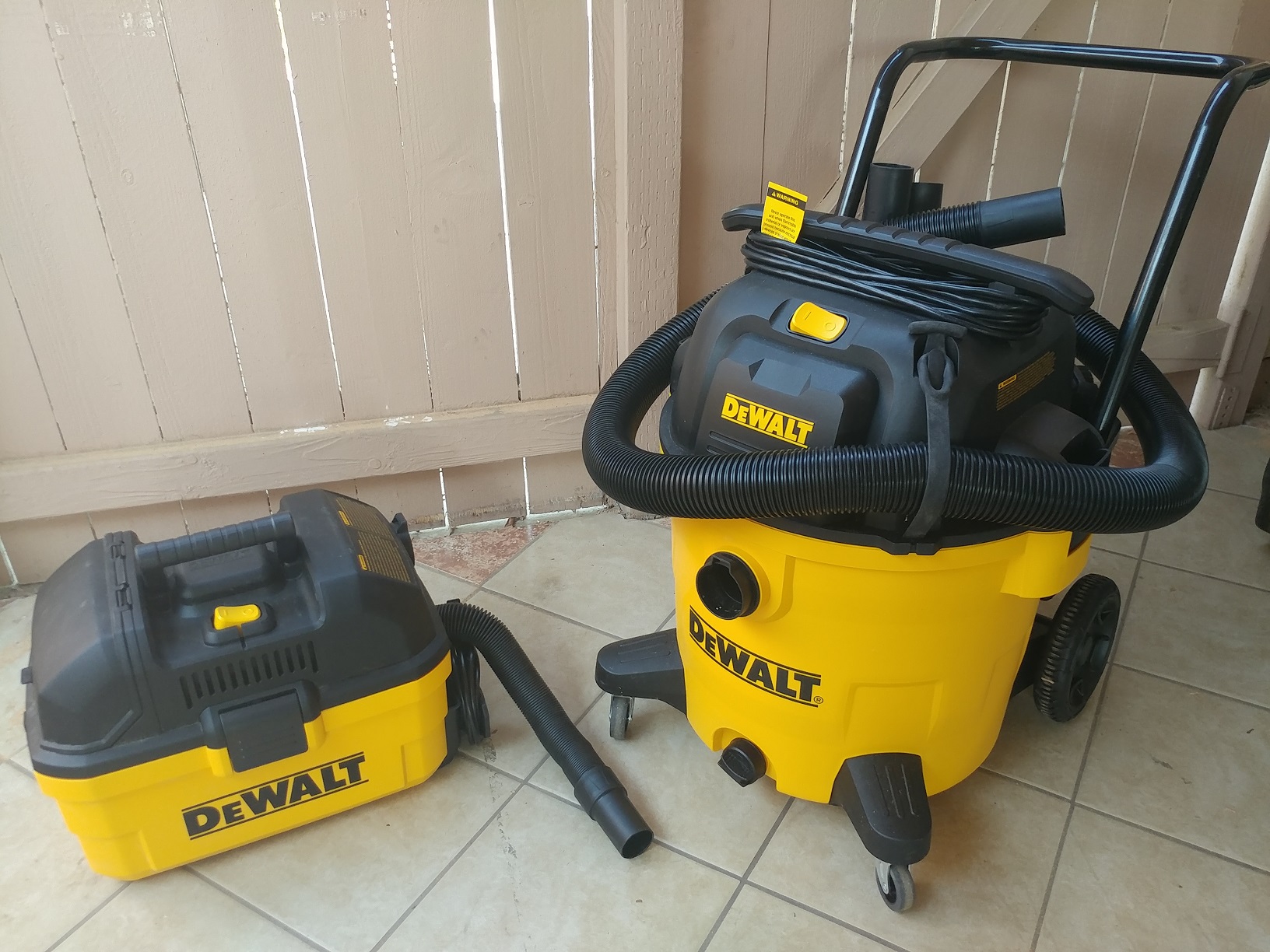 超人気 OverseasStore店DEWALT DXV04T Portable gallon Wet Dry Vaccum, Yellow 