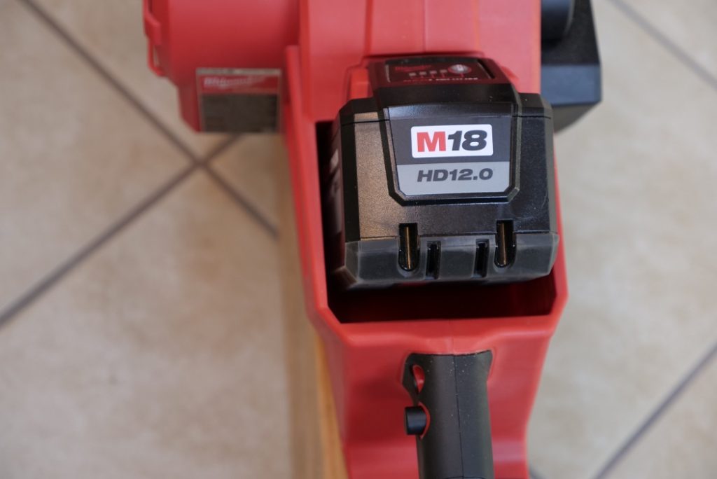 Milwaukee M18 Fuel 16 Chainsaw Review battery slot closer