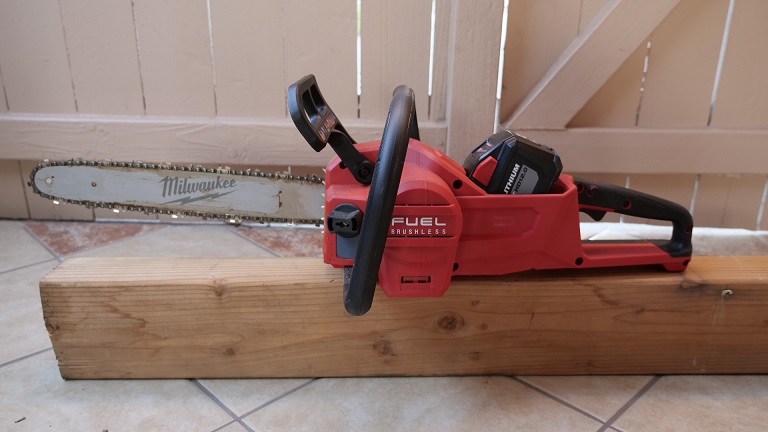 Milwaukee M18 Fuel 16 Chainsaw Review saw side profile