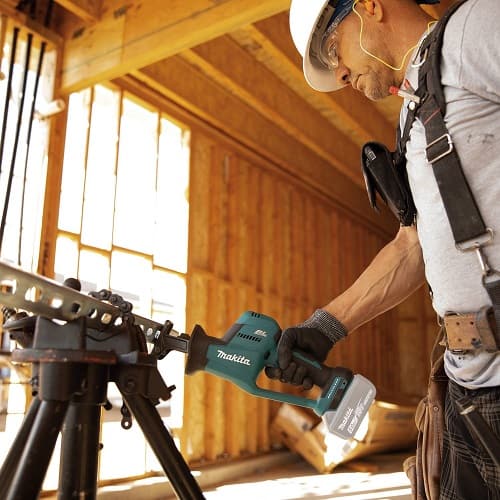 Makita 18V compact brushless recipro saw in action