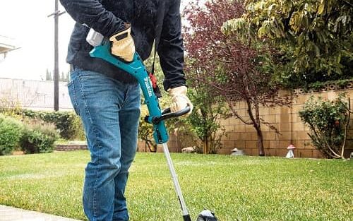 Makita 18V String Trimmer XRU24Z in action